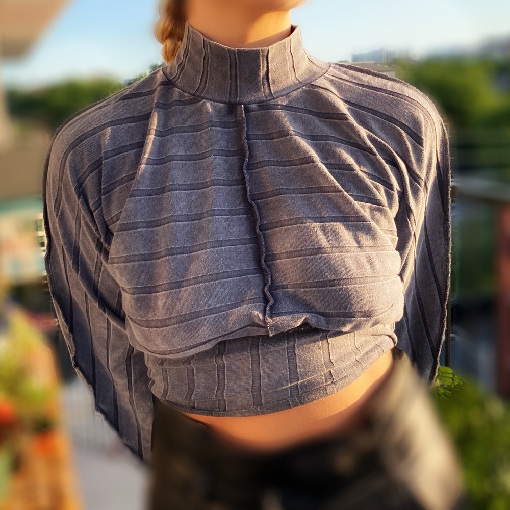SUPER CUTE URBAN OUTFITTERS TOP